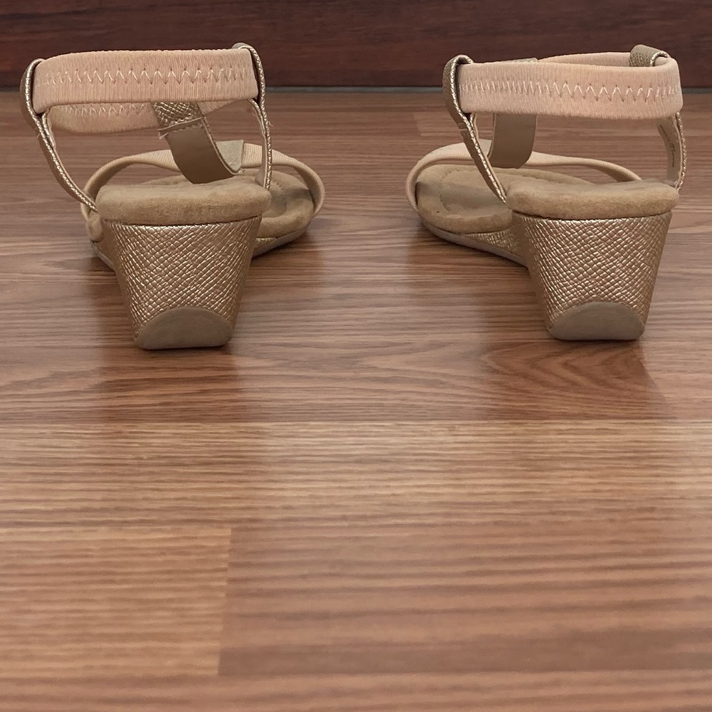 NWOB Alfani Step N Flex Voyage Wedge Sandals Size 6 Champagne T-Strap - Picture 6 of 7